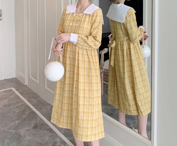 Nööpide ja pikkade varrukatega ruuduline kleit rasedatele