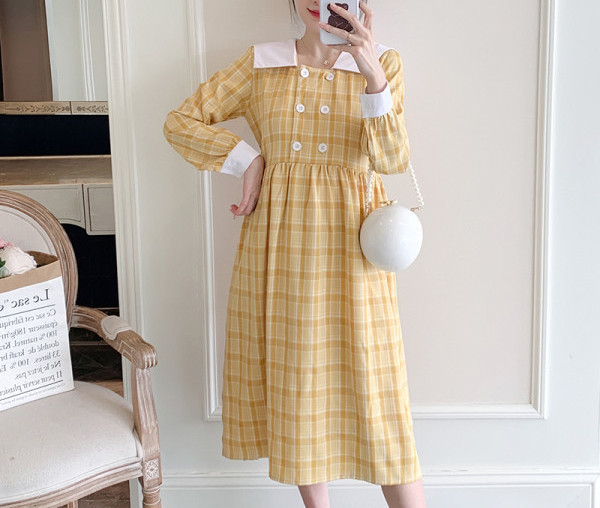 Nööpide ja pikkade varrukatega ruuduline kleit rasedatele