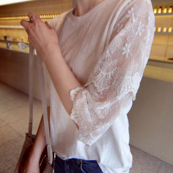 Naiste vabaaja pluus ovaalse dekoltee ja pitsiga