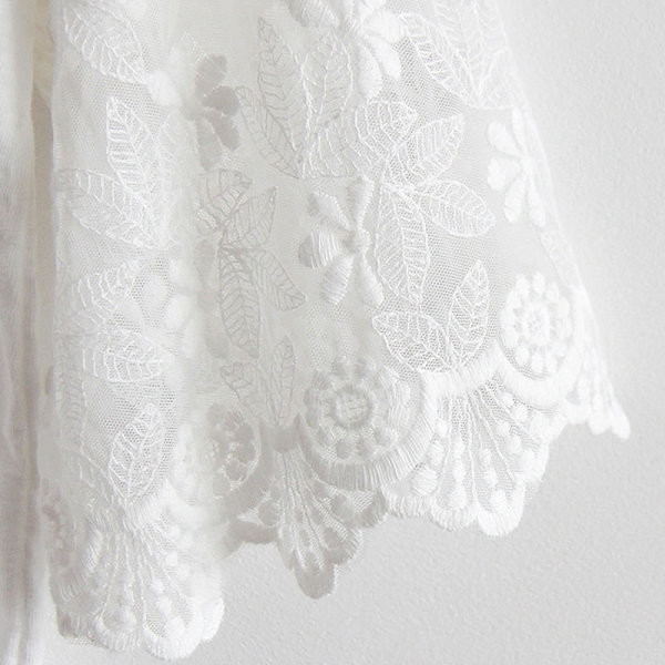 Naiste vabaaja pluus ovaalse dekoltee ja pitsiga