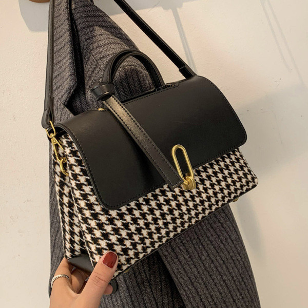 Naiste igapäevane metallist kinnitusega ruuduline kott