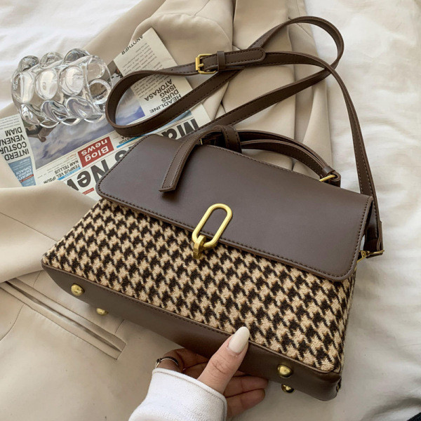 Naiste igapäevane metallist kinnitusega ruuduline kott