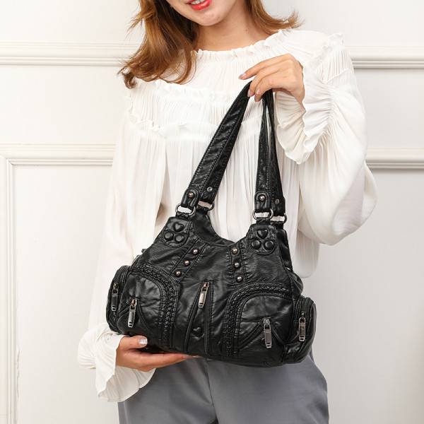 Taskute ja metallist kabega vabaaja naistekott