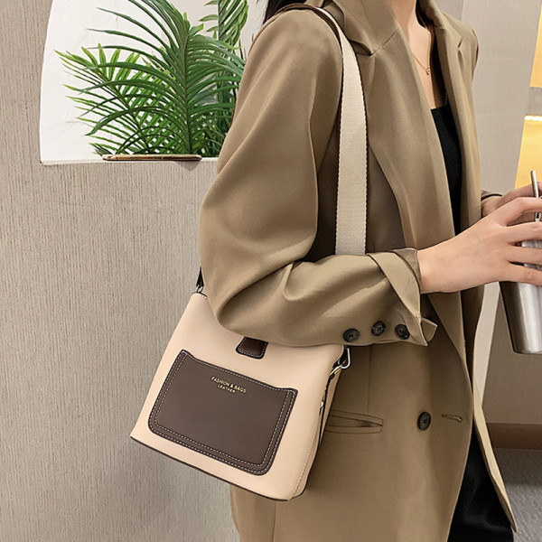 Modern bőrtáska rövid és hosszú fogantyúval