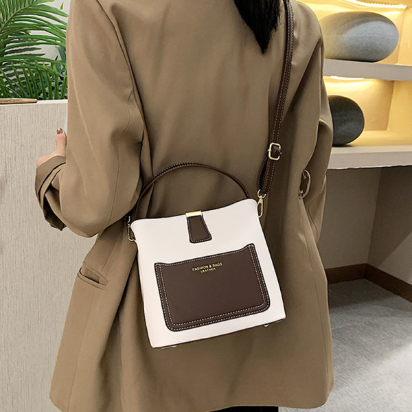 Modern bőrtáska rövid és hosszú fogantyúval