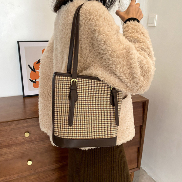 Női kockás táska eko bőrből és textilből