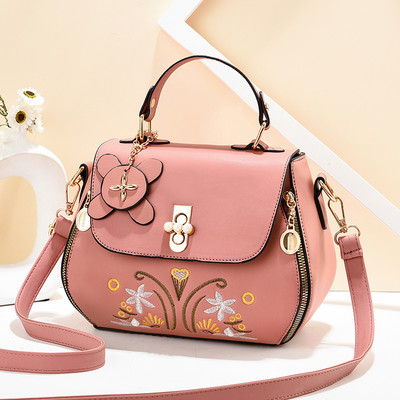 Női bőrtáska hímzéssel és két fogantyúval