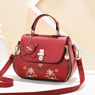 Női bőrtáska hímzéssel és két fogantyúval