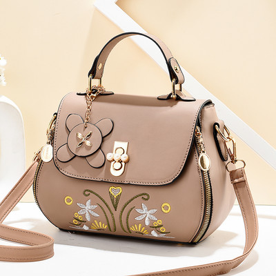 Női bőrtáska hímzéssel és két fogantyúval