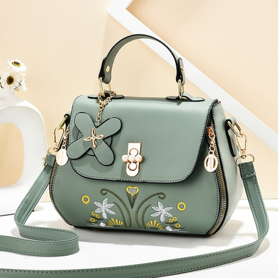 Női bőrtáska hímzéssel és két fogantyúval