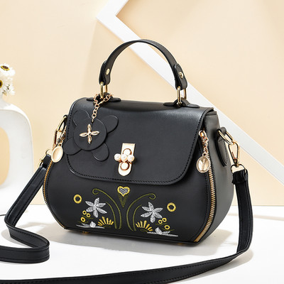 Női bőrtáska hímzéssel és két fogantyúval