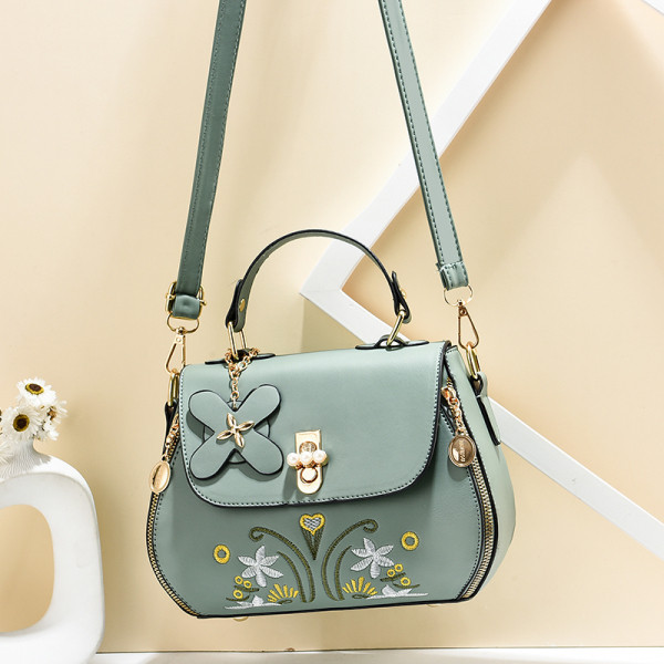 Női bőrtáska hímzéssel és két fogantyúval