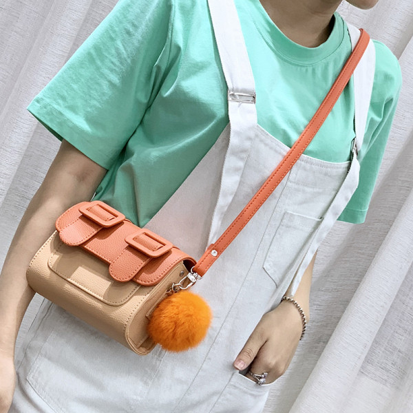 Új modell, csatos női táska