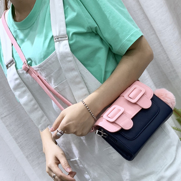 Új modell, csatos női táska