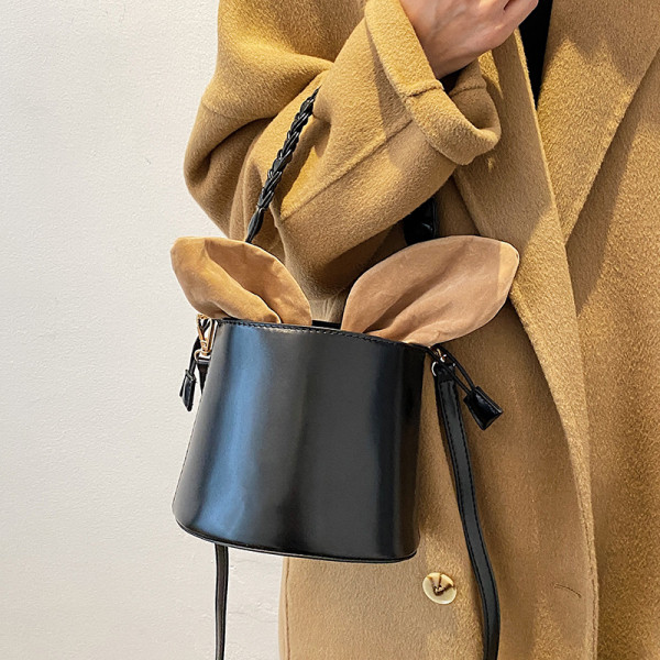 Kis méretű ökobőr táska textil résszel és két fogantyúval