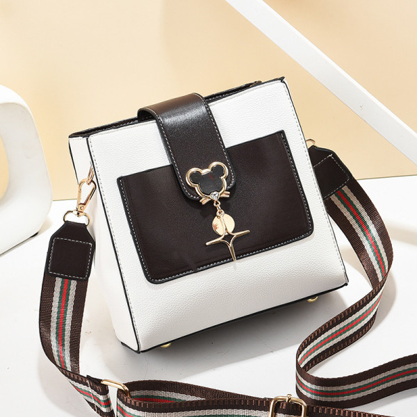 Kis bőrtáska hosszú textil fogantyúval