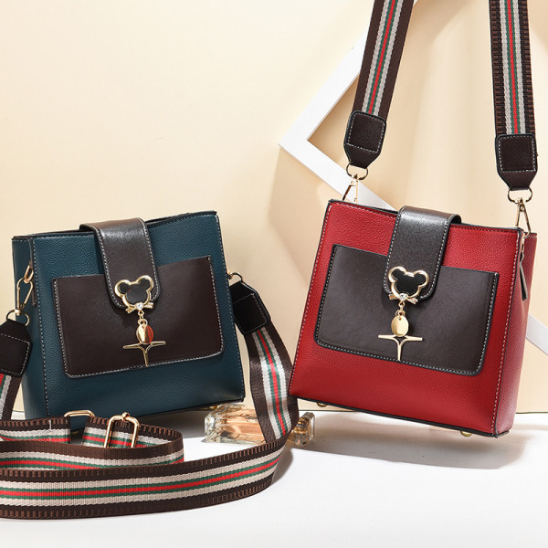 Kis bőrtáska hosszú textil fogantyúval