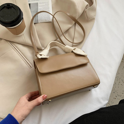 Κομψή γυναικεία τσάντα με δύο λαβές σε διαφορετικά χρώματα