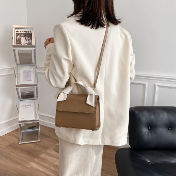 Κομψή γυναικεία τσάντα με δύο λαβές σε διαφορετικά χρώματα