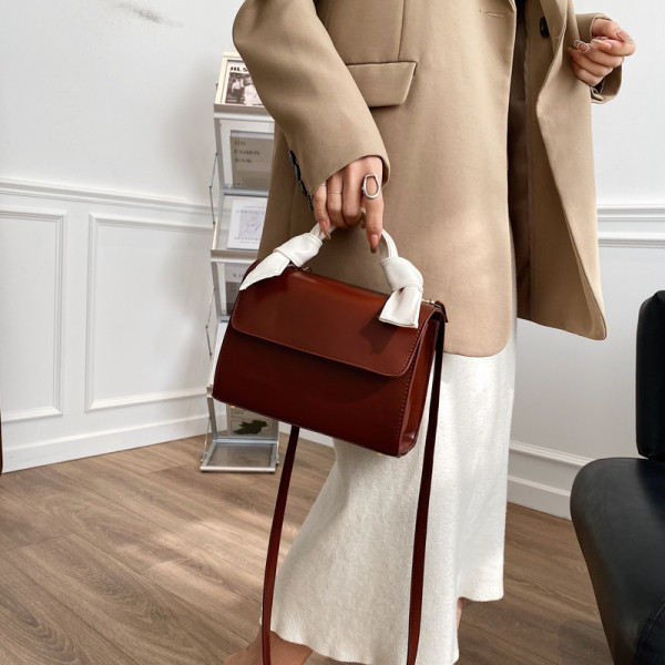 Κομψή γυναικεία τσάντα με δύο λαβές σε διαφορετικά χρώματα