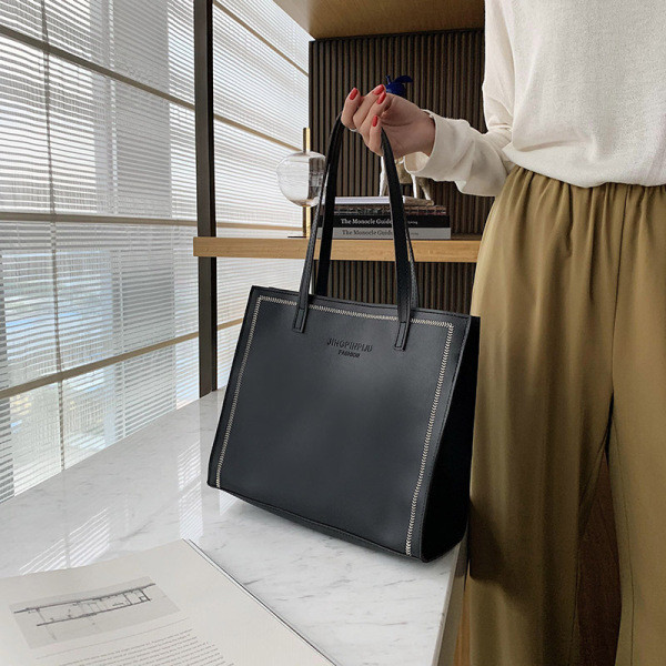 Нов модел дамска чанта за рамо -от еко кожа