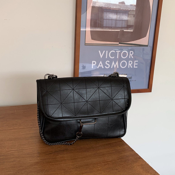 Μαύρη γυναικεία τσάντα από οικολογικό δέρμα με μεταλλική λαβή