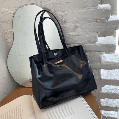 Νέο μοντέλο κομψή τσάντα με αγκράφα και γυαλιστερό δέρμα