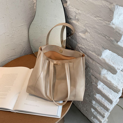 Νέο μοντέλο κομψή τσάντα με αγκράφα και γυαλιστερό δέρμα