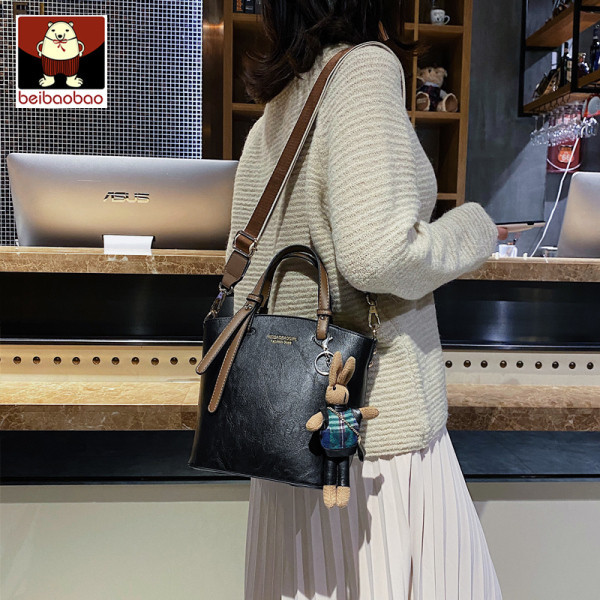 Női mindennapi bőrtáska 3D elemmel