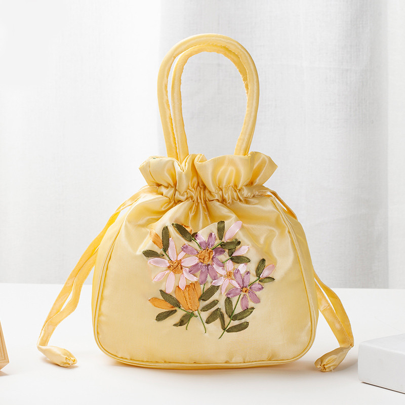 Ženska torba s izvezenim cvijećem i kravatom