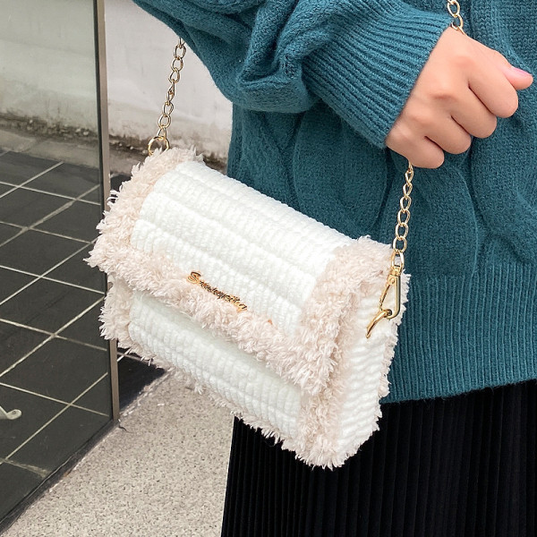 Női pehelytáska medállal