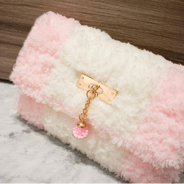 Női pehelytáska medállal