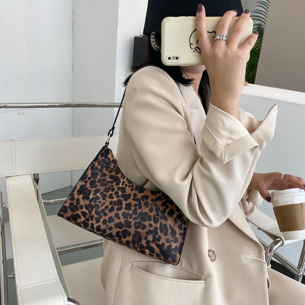 Aktualne ženske torbe sa životinjskim uzorkom