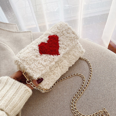 Mindennapi női pehelytáska fémlánccal