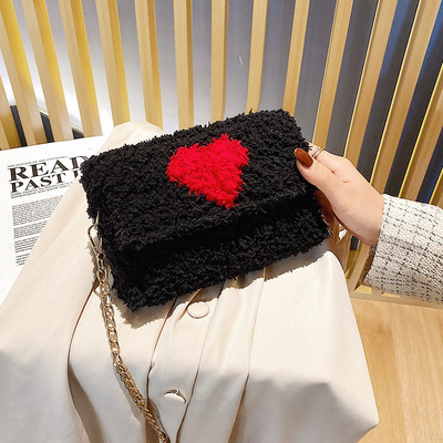 Mindennapi női pehelytáska fémlánccal