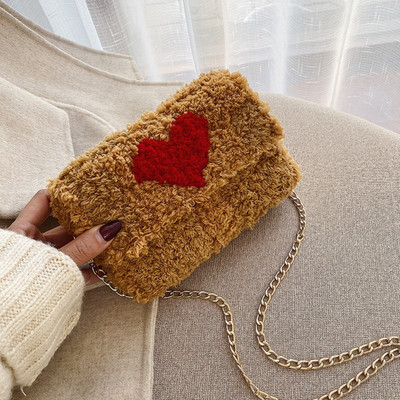 Mindennapi női pehelytáska fémlánccal