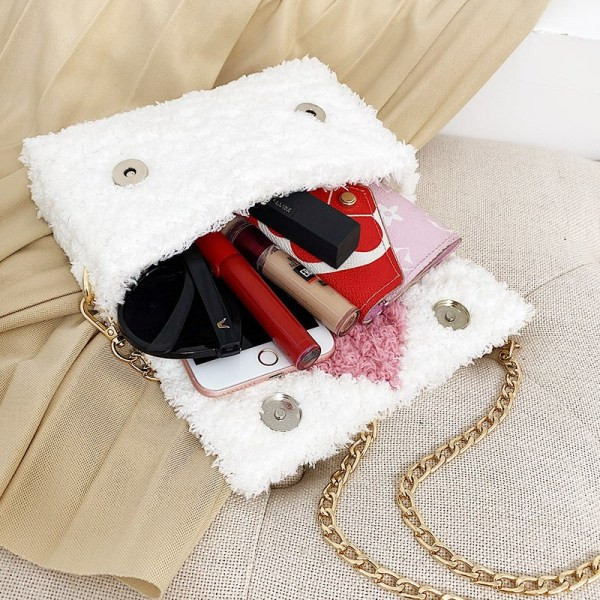 Mindennapi női pehelytáska fémlánccal