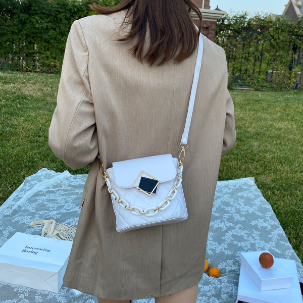 Väike metallist kaunistusega ökonahast kott