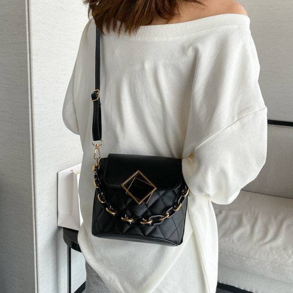 Väike metallist kaunistusega ökonahast kott