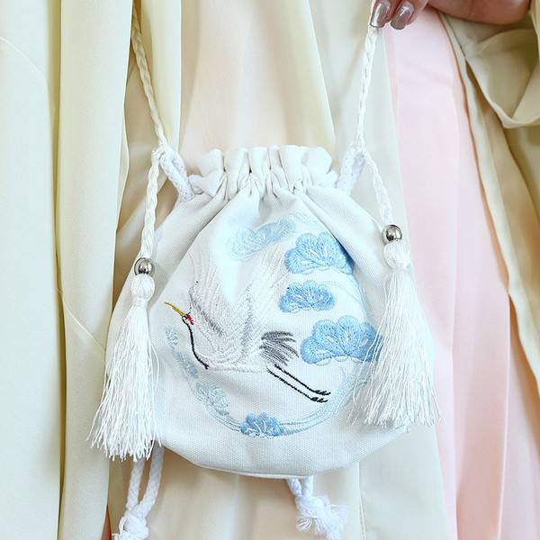Női textiltáska hímzéssel és bojttal