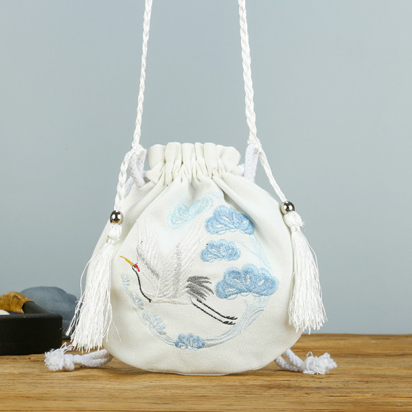 Női textiltáska hímzéssel és bojttal