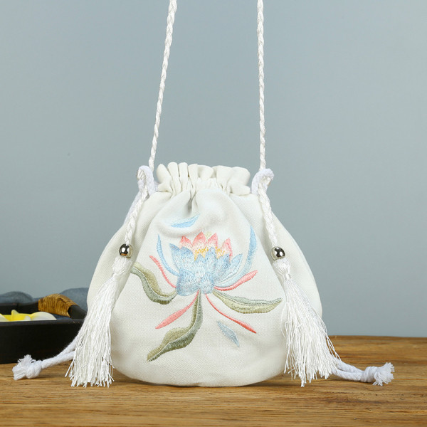 Női textiltáska hímzéssel és bojttal