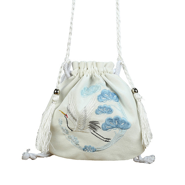 Női textiltáska hímzéssel és bojttal