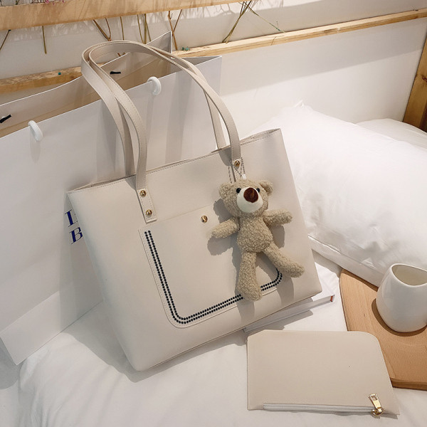 Öko bőrből készült modern női táska zsebbel és mackóval