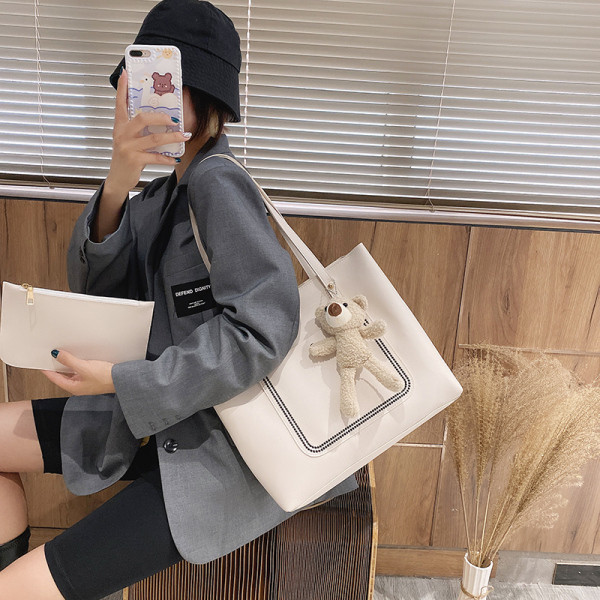 Öko bőrből készült modern női táska zsebbel és mackóval