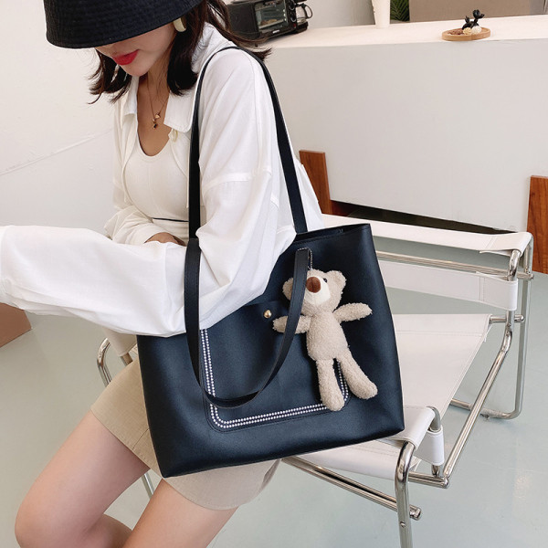 Öko bőrből készült modern női táska zsebbel és mackóval