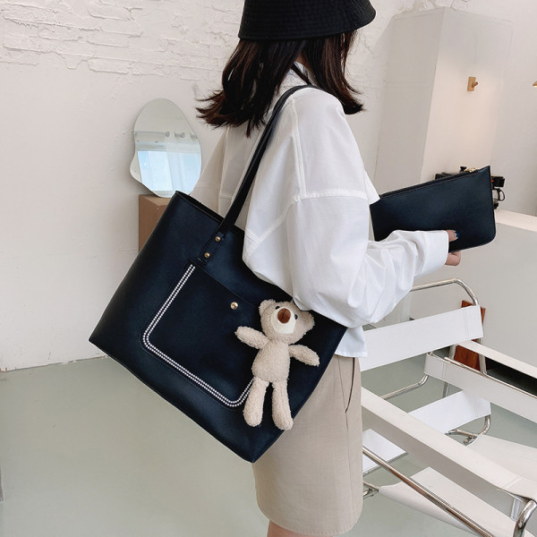 Öko bőrből készült modern női táska zsebbel és mackóval