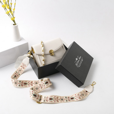 Väike metalllukuga kunstnahast õlakott