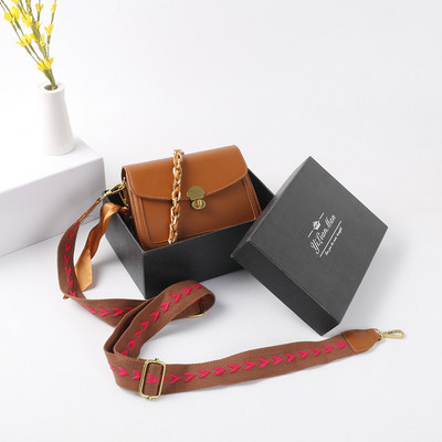 Väike metalllukuga kunstnahast õlakott