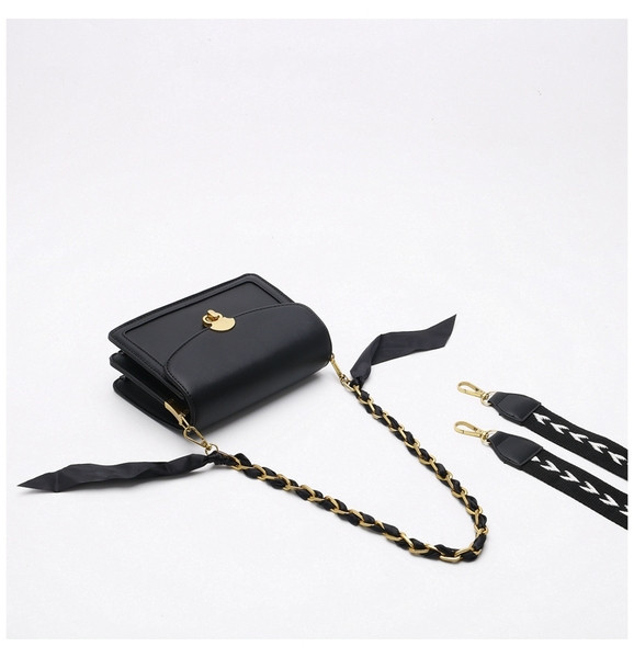 Väike metalllukuga kunstnahast õlakott